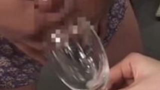 本当のティーンは、ガラスから兼をたくさん飲みます