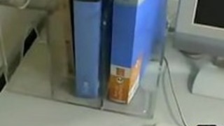 ガイの上に座っアジアガール