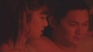 若い日本人油を塗った湯たんぽ