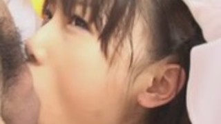 学校の制服を着た角質日本のティーンは、無修正のコックを吸う