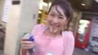 日本の女の子は、口内では屋根付きの公共歩く