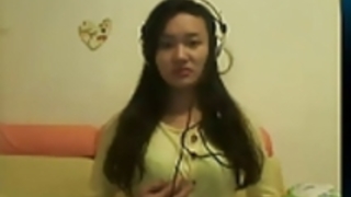 中国の女の子はカムで再生します