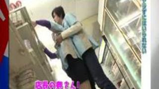 コンビニで働く店長の奥さんと休憩中に店内でハメたい