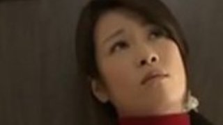 夫の叔父によって痴漢された若い日本の妻