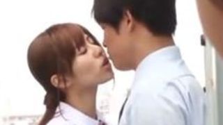 クラスで人気者の美人娘女子高生瑠川リナちゃんが担任とデキてる現場を見ちゃったら担任が口止めにリナちゃんのスケベ姿を見せてくれてチンコも握ってくれた話