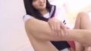 【上原瑞穂】生脚にセーラー服の美女姉さんが、M男のチ○ポをパンチラしながら手ヌキ＆足コキ