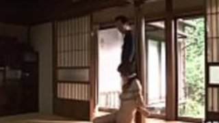 かなり若い日本人のベイビーは、蒸気のフェラチオで眩しい