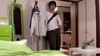 隣人による日本の十代の強制的な性交