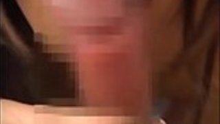 魅力的な日本のアマチュアは彼女の顔や唇にクリームが欲しい