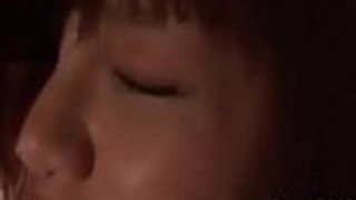 悪い日本人の女の子橘夢美は、檻で猫と遊んでいた