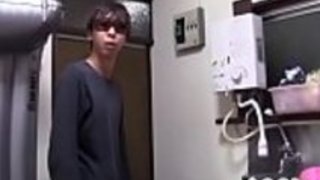 大きなおっぱい日本のベイビーは、自分の狂気の快楽のためにコックを使います