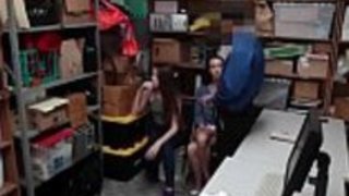 警察はパートナーと日本を犯す。容疑者はもともと盗難を拒否しているが