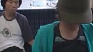 日本の恋人が公共バスで見知らぬ人を犯した - もっとElitejavhd.com