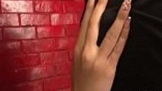 エレガントな女性の桜桐生が口を開け、2人の雄鶏を舐める