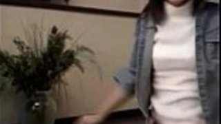 日本からの小柄な18yo女の子がコックを食べる