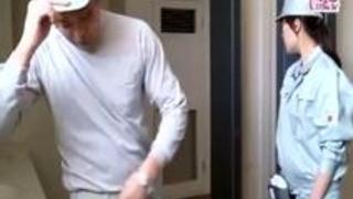 清掃員の織田玲子がトイレでベロチューからのフェラチオをしている