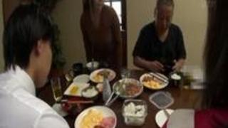 「何するんですか！」妻が近くいるのに息子の嫁に手を出す義父