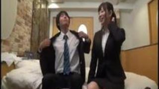 会社の同僚をラブホに入れて盗撮→巨乳OLの騎乗位に耐えれず中出しｗ