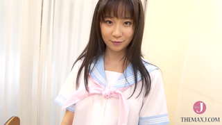 セーラー服を着た美少女、雨に濡れた制服を脱ぎ素肌を晒す [HIGR-009]