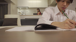 「Hはダメだけど、キスの仕方なら教えてあげる！」キステクニック抜群の義母が童貞息子とくちSEX！ 互いのとろけるキスの連続で愛液漏れっぱなしのマ○コに筆おろし生挿入！ 常にベロキスしながら密着中出しSEX！2 佐知子 小梅えな